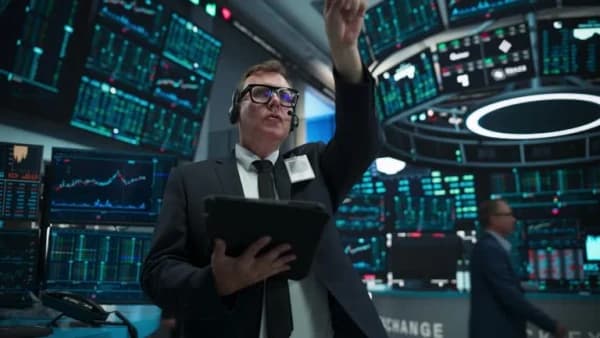 Operador siguiendo el mercado en tiempo real